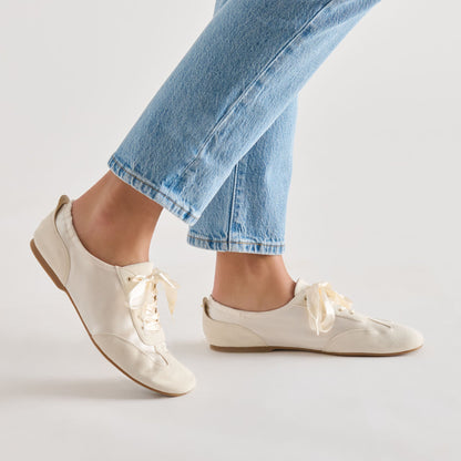 ITZY SNEAKERS VANILLA SATIN